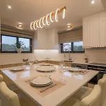 Daisy's Garden - With Private Pool, Ideal For Large Groups, By Zantewize *