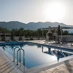 빌라 Daisy's Garden - With Private Pool, Ideal For Large Groups, By Zantewize *
