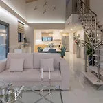 빌라 Daisy's Garden - With Private Pool, Ideal For Large Groups, By Zantewize *