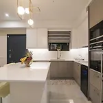 빌라 Daisy's Garden - With Private Pool, Ideal For Large Groups, By Zantewize