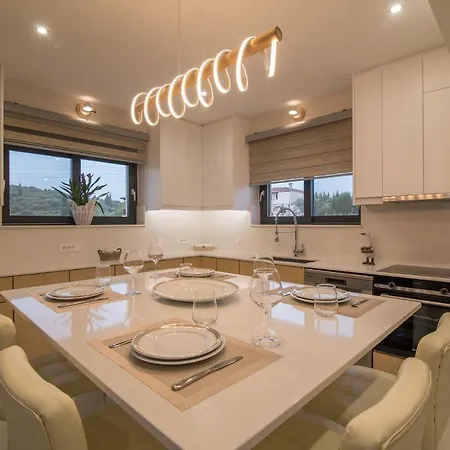 Daisy's Garden - With Private Pool, Ideal For Large Groups, By Zantewize *