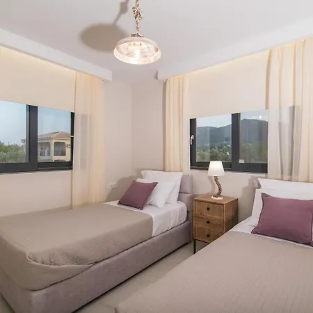 Daisy's Garden - With Private Pool, Ideal For Large Groups, By Zantewize * Drakas