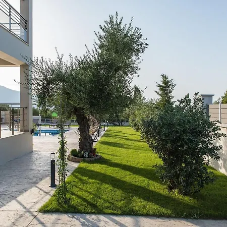 Daisy's Garden - With Private Pool, Ideal For Large Groups, By Zantewize *