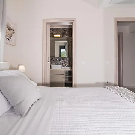 Daisy's Garden - With Private Pool, Ideal For Large Groups, By Zantewize