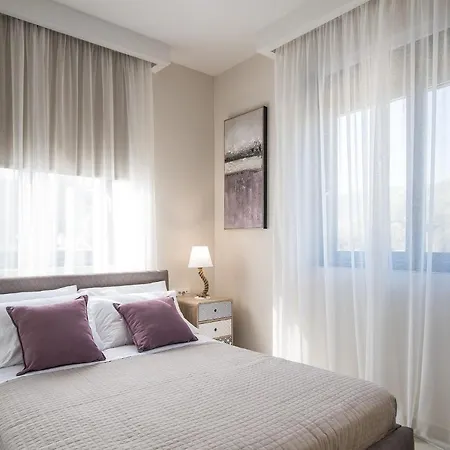 Daisy's Garden - With Private Pool, Ideal For Large Groups, By Zantewize