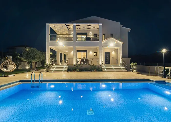 Villa Daisy's Garden - With Private Pool, Ideal For Large Groups, By Zantewize *