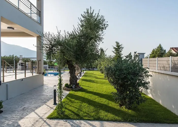 Daisy's Garden - With Private Pool, Ideal For Large Groups, By Zantewize *