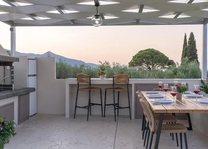 Daisy's Garden - With Private Pool, Ideal For Large Groups, By Zantewize Drakas