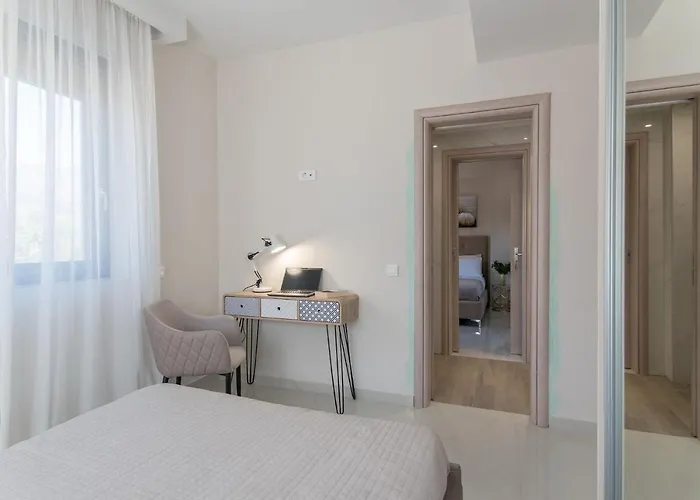 Daisy's Garden - With Private Pool, Ideal For Large Groups, By Zantewize Villa *