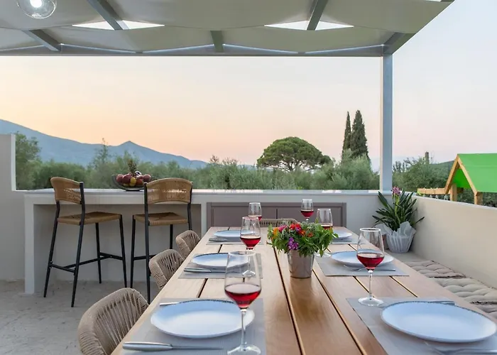 Villa Daisy's Garden - With Private Pool, Ideal For Large Groups, By Zantewize *