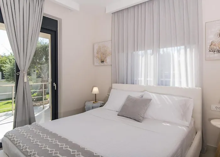 Daisy's Garden - With Private Pool, Ideal For Large Groups, By Zantewize Villa *
