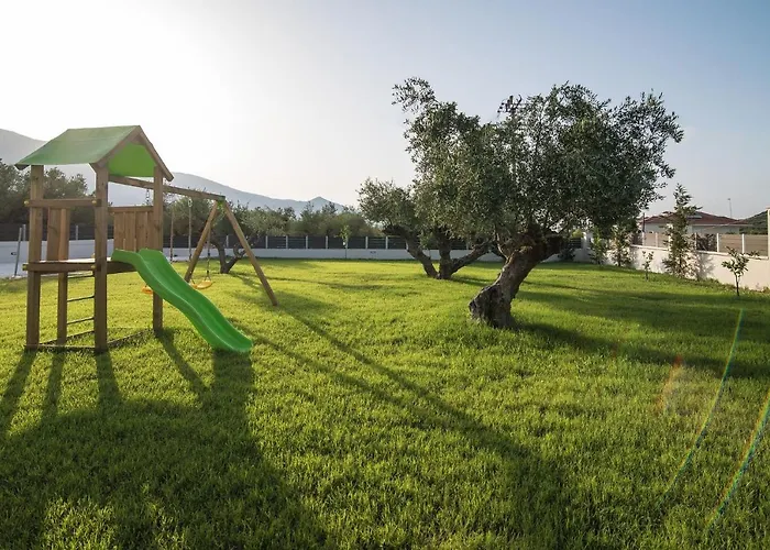 Daisy's Garden - With Private Pool, Ideal For Large Groups, By Zantewize Villa