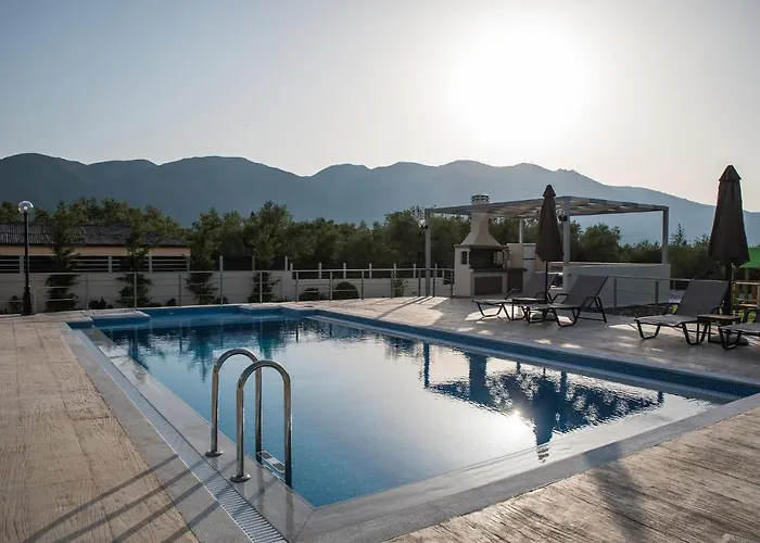 Villa Daisy's Garden - With Private Pool, Ideal For Large Groups, By Zantewize *