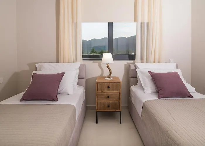 Daisy's Garden - With Private Pool, Ideal For Large Groups, By Zantewize Villa *