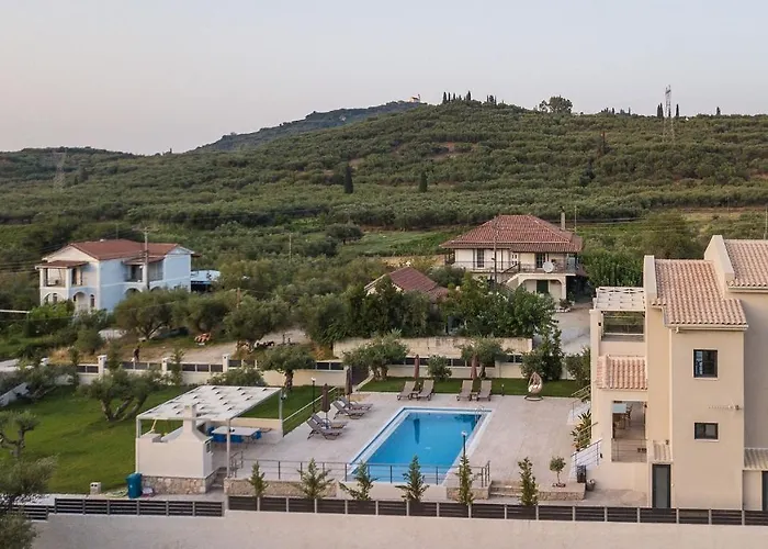 Daisy's Garden - With Private Pool, Ideal For Large Groups, By Zantewize * Drakas