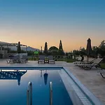 Βίλα Daisy's Garden - With Private Pool, Ideal For Large Groups, By Zantewize