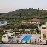 Daisy's Garden - With Private Pool, Ideal For Large Groups, By Zantewize * Drakas
