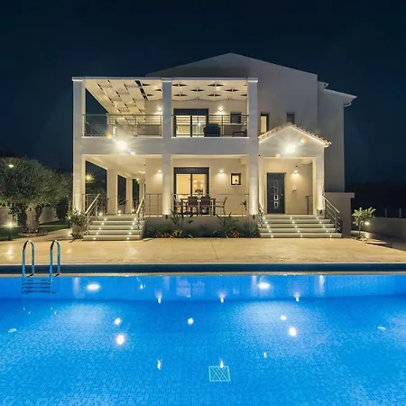 Villa Daisy's Garden - With Private Pool, Ideal For Large Groups, By Zantewize *