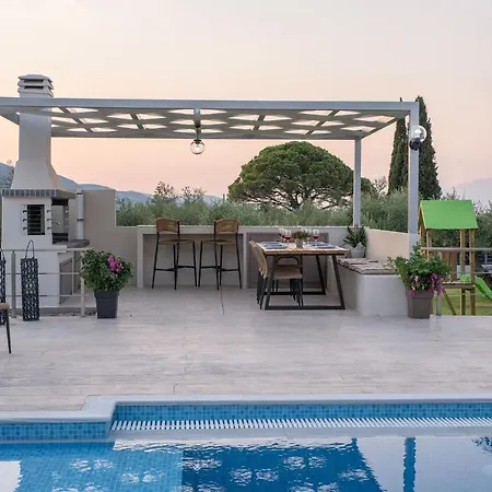 فيلة Daisy's Garden - With Private Pool, Ideal For Large Groups, By Zantewize Drakas