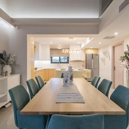Daisy's Garden - With Private Pool, Ideal For Large Groups, By Zantewize וילה