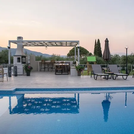 Daisy's Garden - With Private Pool, Ideal For Large Groups, By Zantewize וילה *