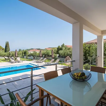 וילה Daisy's Garden - With Private Pool, Ideal For Large Groups, By Zantewize *