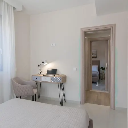 Daisy's Garden - With Private Pool, Ideal For Large Groups, By Zantewize Villa *