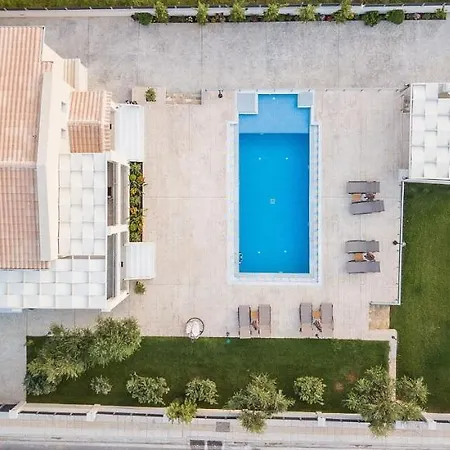 Daisy's Garden - With Private Pool, Ideal For Large Groups, By Zantewize Villa *