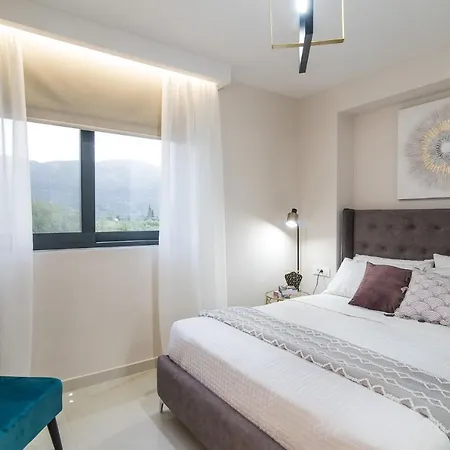 Daisy's Garden - With Private Pool, Ideal For Large Groups, By Zantewize * Drakas