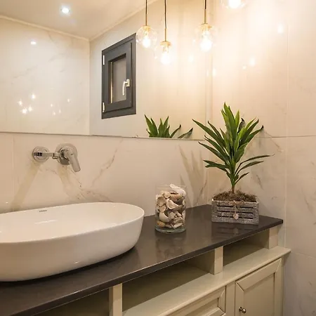 Daisy's Garden - With Private Pool, Ideal For Large Groups, By Zantewize וילה Drakas