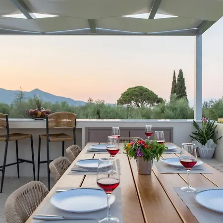 וילה Daisy's Garden - With Private Pool, Ideal For Large Groups, By Zantewize *