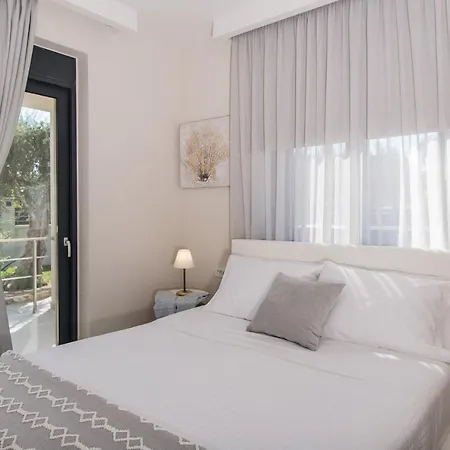 Daisy's Garden - With Private Pool, Ideal For Large Groups, By Zantewize Villa *