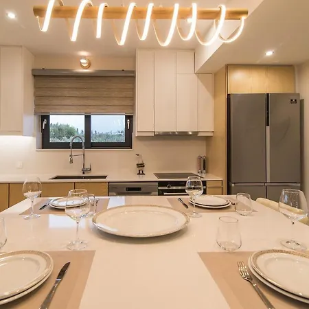 Daisy's Garden - With Private Pool, Ideal For Large Groups, By Zantewize * Drakas