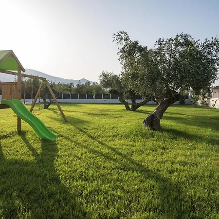Daisy's Garden - With Private Pool, Ideal For Large Groups, By Zantewize Villa