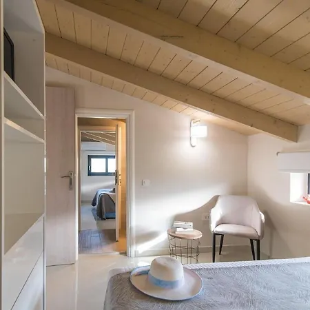 Daisy's Garden - With Private Pool, Ideal For Large Groups, By Zantewize וילה *