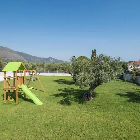 Daisy's Garden - With Private Pool, Ideal For Large Groups, By Zantewize Villa