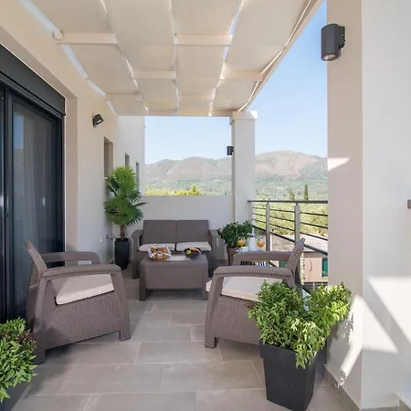 Daisy's Garden - With Private Pool, Ideal For Large Groups, By Zantewize * Drakas