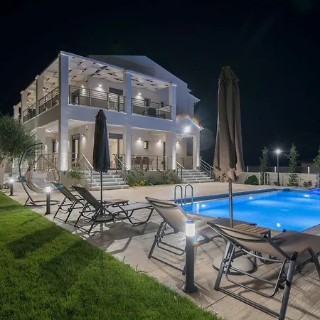 Daisy's Garden - With Private Pool, Ideal For Large Groups, By Zantewize וילה