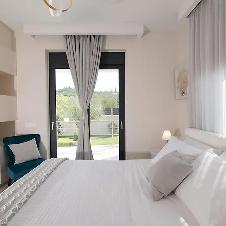 Daisy's Garden - With Private Pool, Ideal For Large Groups, By Zantewize Villa *