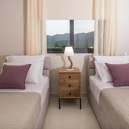 Daisy's Garden - With Private Pool, Ideal For Large Groups, By Zantewize Villa *