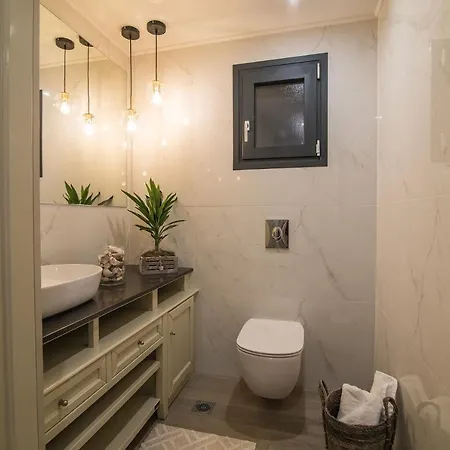 Daisy's Garden - With Private Pool, Ideal For Large Groups, By Zantewize וילה