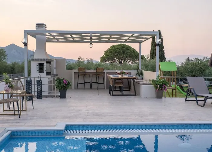 Villa Daisy's Garden - With Private Pool, Ideal For Large Groups, By Zantewize Drakas