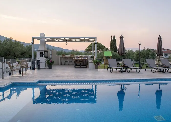 Daisy's Garden - With Private Pool, Ideal For Large Groups, By Zantewize Villa *