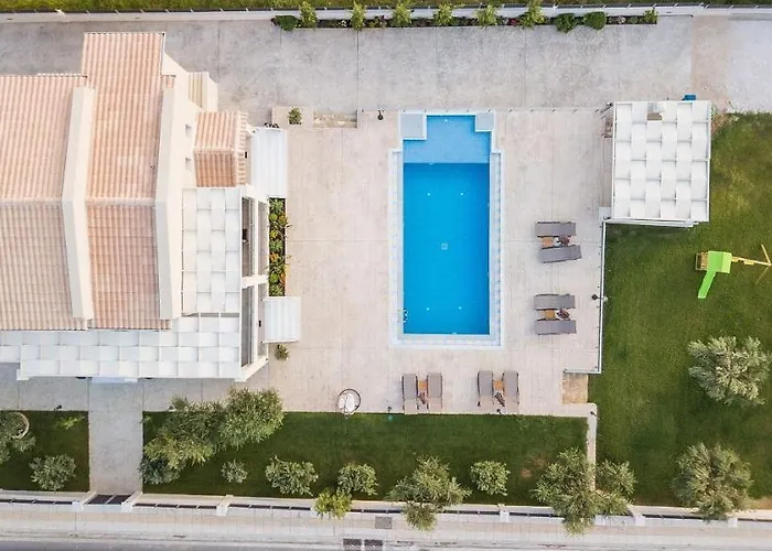 Daisy's Garden - With Private Pool, Ideal For Large Groups, By Zantewize Villa *