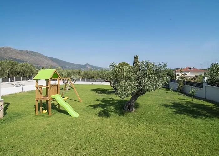 Daisy's Garden - With Private Pool, Ideal For Large Groups, By Zantewize Villa