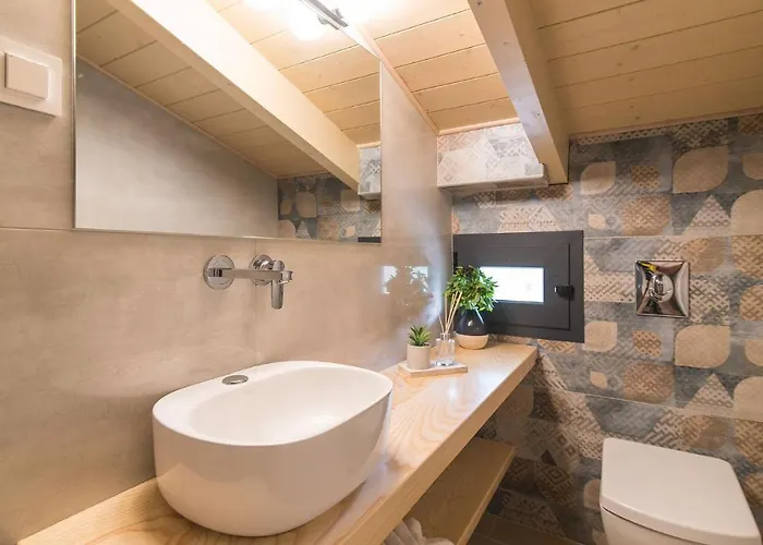Daisy's Garden - With Private Pool, Ideal For Large Groups, By Zantewize Villa *