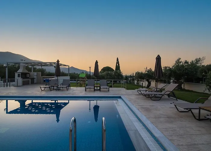 Villa Daisy's Garden - With Private Pool, Ideal For Large Groups, By Zantewize