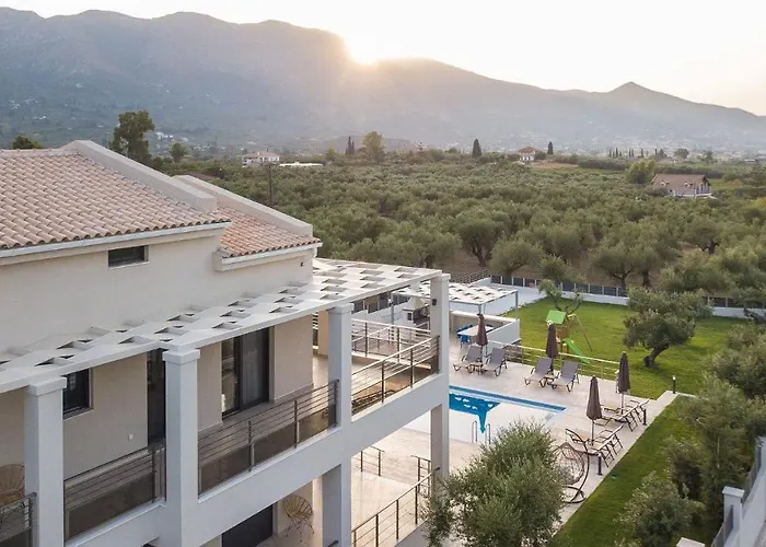Daisy's Garden - With Private Pool, Ideal For Large Groups, By Zantewize Villa