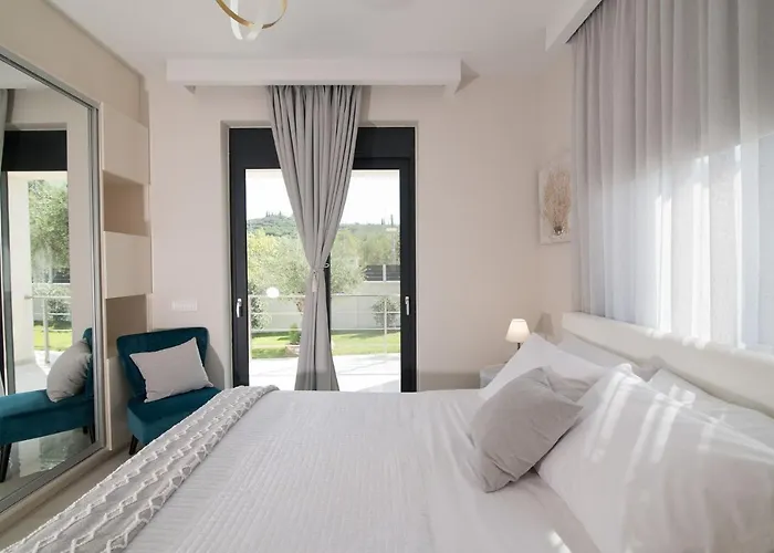 Daisy's Garden - With Private Pool, Ideal For Large Groups, By Zantewize Villa *