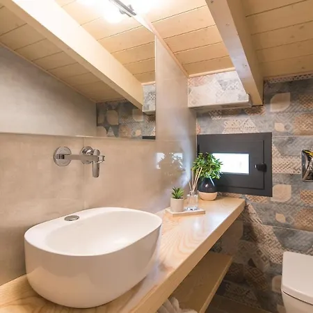 Daisy's Garden - With Private Pool, Ideal For Large Groups, By Zantewize Villa *